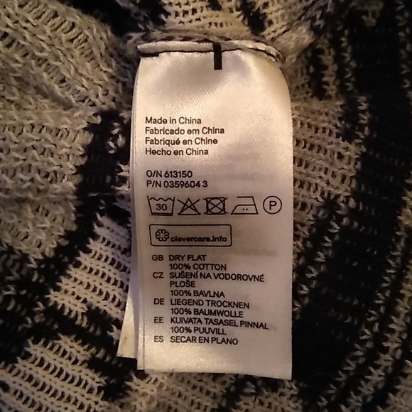 H&M DIVIDED Aztec Print Sweater with a Hood - Picture 7 of 8